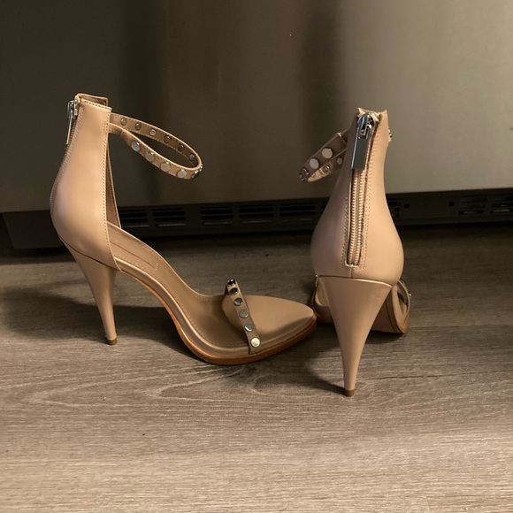 Tan strap open toe BCBG pumps. - Picture 3 of 4